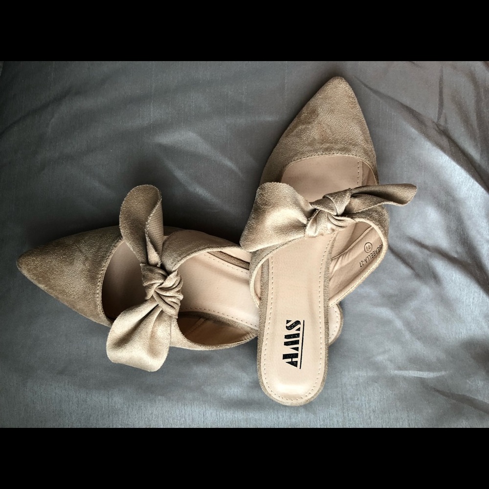 ! Adorable tan slides! Mindy Mae’s Market sz 7.5